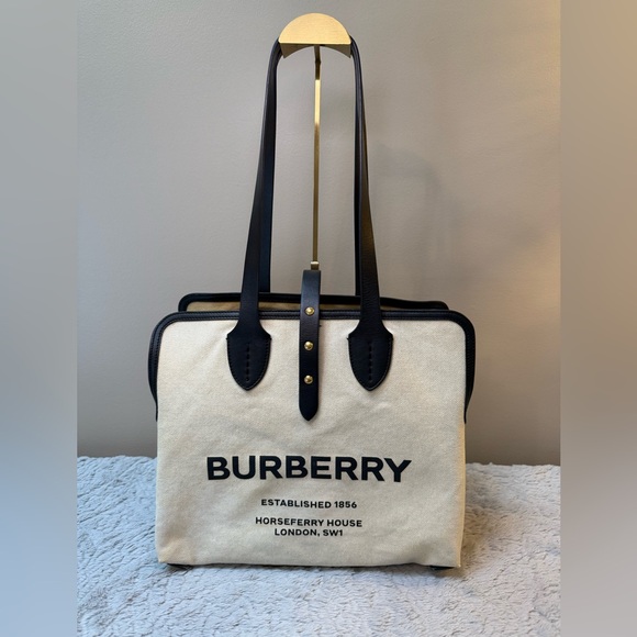 Burberry Handbags - Burberry
Medium Canvas Soft Belt Tote